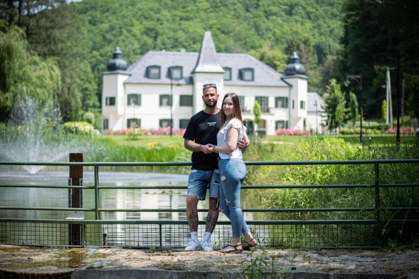Ujhuta Kastelyszallo Háromhuta